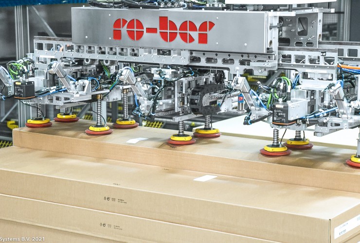 Entlang der Puffergasse kommissionieren vier Portal-Roboter der Serie ro-ber FP150.