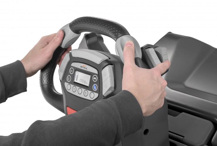 Das serienmäßig höhenverstellbare STILL Easy Drive Lenkrad lässt sich mit nur einer Hand steuern – sowohl für Links- als auch für Rechtshänder