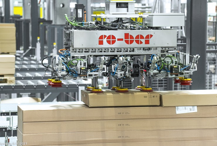 Die Portal-Roboter sind mit Multifunktionsgreifern bestückt, die sich automatisch durch servo-motorisch verstellbare Sauger an die Abmessungen der Artikel sowie an die Art der Verpackung anpassen.