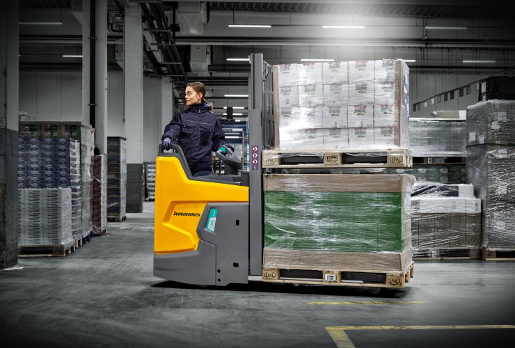 On its transport journeys to the adjoining warehouse, the ERD 220i scores with its spacious driver's workplace: comfortable driving and standing position and special support thanks to the \"third side\" of the platform.