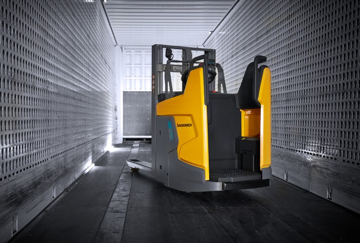 The ERD 220i is the most compact vehicle in its class. It makes full use of this advantage in its core area of application, lorry loading and unloading in goods handling.