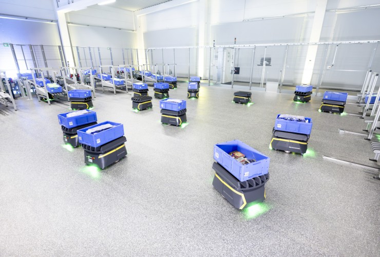 Maximale Flexibilität und Performance: Die FastBots Solution von SSI Schäfer ermöglicht eine hochdynamische Materialbewegung mit Leistungen im bis zu fünfstelligen Bereich und passt sich flexibel an unterschiedliche Lagerlayouts an.