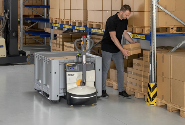 Dank ihrer kompakten Bauweise und außergewöhnlichen Wendigkeit setzen die Elektro-Hubwagen der neuen WJ 50 von Crown neue Maßstäbe beim Einsatz auf engem Raum.