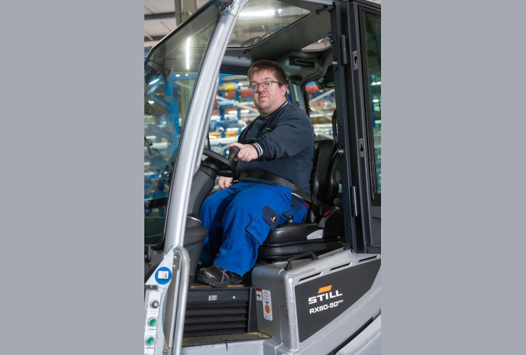 Der Fahrer hat freie Sicht, direkten Zugriff auf alle Bedienelemente und volle Fahrzeugkontrolle.