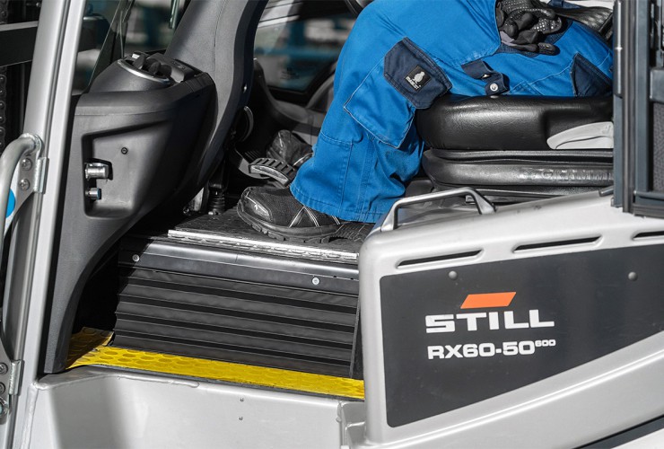 Das Herzstück des Fahrzeugs ist die elektrisch verstellbare Bodenplatte. Die Anpassung erfolgt millimetergenau, vertikal und horizontal.