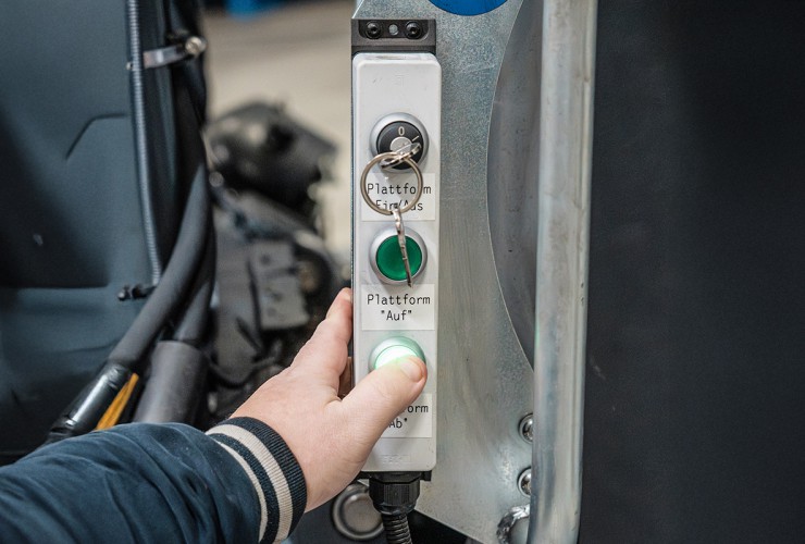 Per Knopfdruck kann das Fahrzeug auf Normgröße umgestellt und so von allen Mitarbeitenden genutzt werden – ein wichtiges Kriterium für Nachhaltigkeit und Wirtschaftlichkeit.