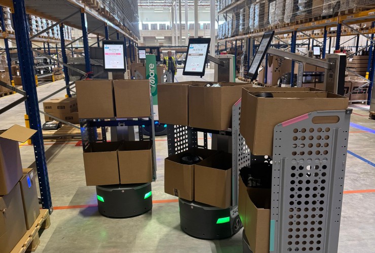 LocusONE orchestriert eine der größten AMR-Flotten Europas im Fulfillment-Center der Quality Group in Elsdorf; bis zu 350 Roboter unterstützen dort die Auftragsabwicklung für ESN und More Nutrition.