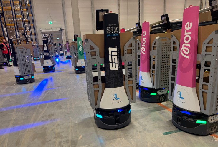 LocusONE orchestriert eine der größten AMR-Flotten Europas im Fulfillment-Center der Quality Group in Elsdorf; bis zu 350 Roboter unterstützen dort die Auftragsabwicklung für ESN und More Nutrition.
