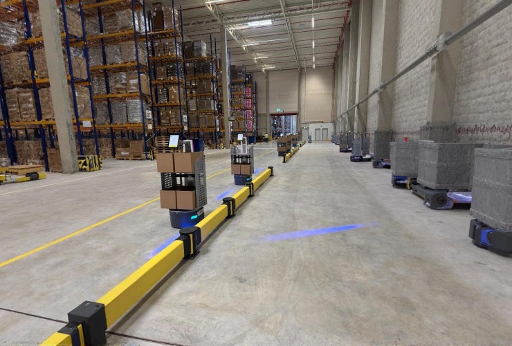 LocusONE orchestriert eine der größten AMR-Flotten Europas im Fulfillment-Center der Quality Group in Elsdorf; bis zu 350 Roboter unterstützen dort die Auftragsabwicklung für ESN und More Nutrition.