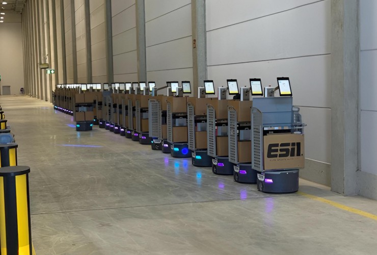 LocusONE orchestriert eine der größten AMR-Flotten Europas im Fulfillment-Center der Quality Group in Elsdorf; bis zu 350 Roboter unterstützen dort die Auftragsabwicklung für ESN und More Nutrition.