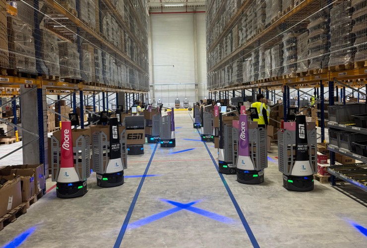 LocusONE orchestriert eine der größten AMR-Flotten Europas im Fulfillment-Center der Quality Group in Elsdorf; bis zu 350 Roboter unterstützen dort die Auftragsabwicklung für ESN und More Nutrition.