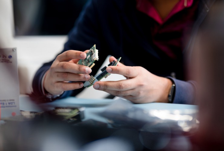 MoboDrive ST ist eine kompakte, hochintegrierte Lenk-Antriebseinheit, die für hochmanövrierfähige AMRs und AGVs entwickelt wurde.