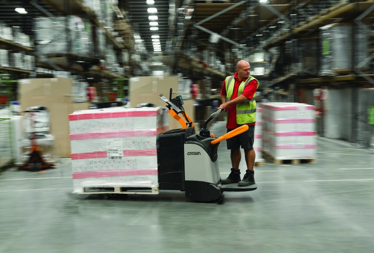 Crown’s WT rider pallet truck moving pallets across the loading dock