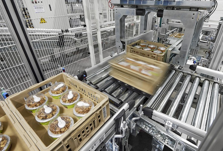 Fresh products such as salads, convenience food, meat, or deli products are consolidated to store-friendly units in the ATS in a fully automated manner.