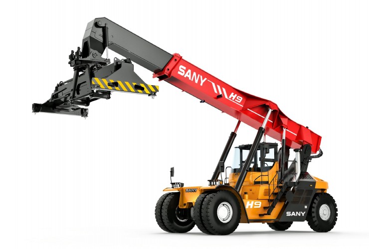 SANY SRSC45H9A Hybrid Reach Stacker, Ansicht vorne links, Blick auf neues Spreader Design.