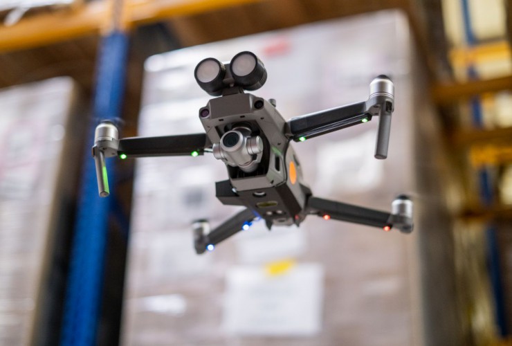 Die inventAIRy®X-Drohne, ausgestattet mit Sensoren und einer 12-Megapixel Kamera.